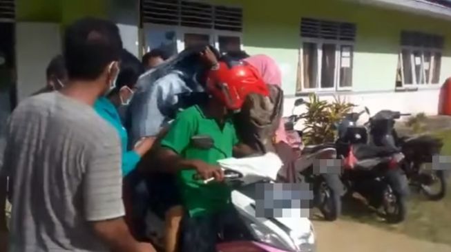 Jenazah di Banggai Kepulauan, Sulawesi Tengah terpaksa dibawa pulang pakai ojek motor karena tidak ada ambulans. (Facebook/Pian)