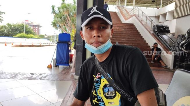 TKI dari Malaysia asal Lombok, Jasrodi ditemui di Bandara Soekarno-Hatta saat mengurusi peralihan aplikasi dari MySejahtera ke PeduliLindungi, Rabu (27/4/2022). [SuaraJakarta.id/Wivy Hikmatullah]