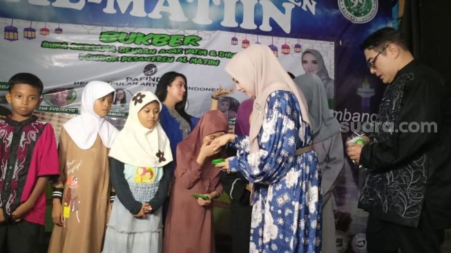 Elma Theana dan rekan artis yang tergabung di Pafinda menggelar acara santunan buat anak yatim piatu di kawasan Pamulang, Tangerang Selatan, Rabu (27/4/2022). [Rena Pangesti/Suara.com]