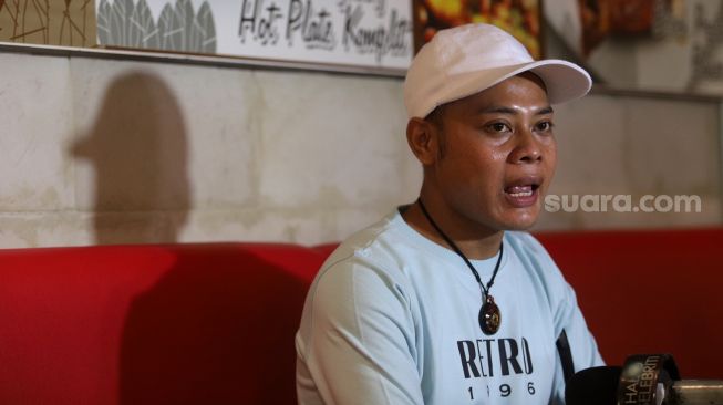 Artis musik Eko Mega Bintang memberikan keterangan pers saat ditemui di kawasan Tebet, Jakarta, Rabu (27/4/2022). [Suara.com/Angga Budhiyanto]