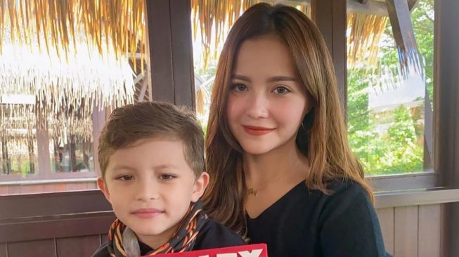 Artis Jadi Orangtua Tunggal Saat Anak Masih Kecil (instagram/@vokevictoriaaa)