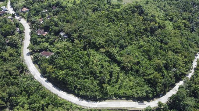 Foto udara Jalan Pantai Selatan (Pansela) di Kecamatan Ciandum, Kabupaten Cianjur, Jawa Barat, Rabu (27/4/2022). ANTARA FOTO/Adeng Bustomi