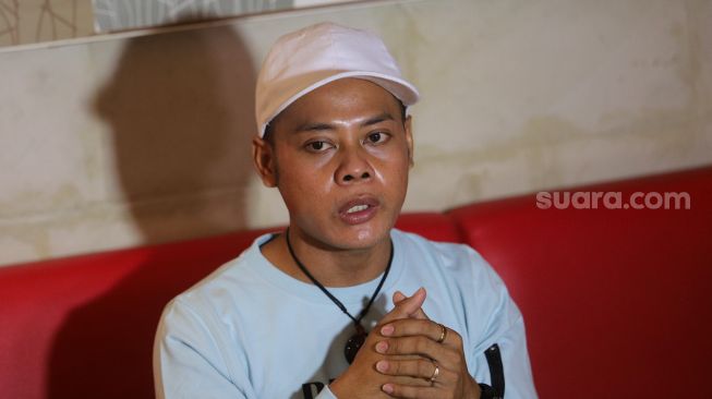 Artis musik Eko Mega Bintang memberikan keterangan pers saat ditemui di kawasan Tebet, Jakarta, Rabu (27/4/2022). [Suara.com/Angga Budhiyanto]