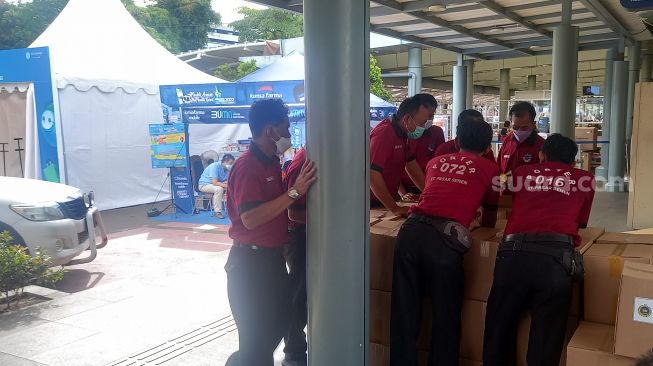 Penampakan porter atau pramuantar di Stasiun Pasar Senen, Jakarta Pusat. (Suara.com/Arga)