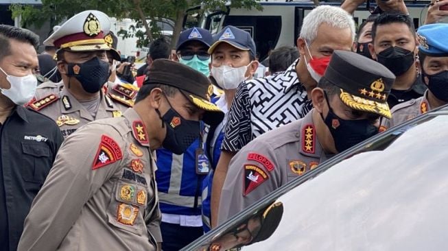 Terjun Langsung Pantau Pemudik di GT Kalikangkung, Kapolri Doakan Pemudik Selamat Sampai Tujuan