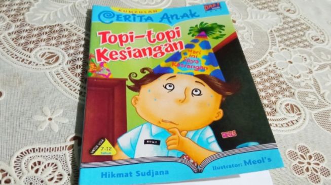 Ulasan Buku Topi-topi Kesiangan: Mengajarkan Kedisiplinan pada Anak