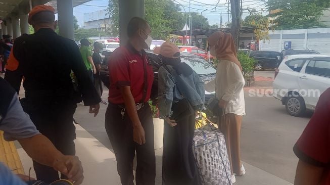 Penampakan porter atau pramuantar di Stasiun Pasar Senen, Jakarta Pusat. (Suara.com/Arga)