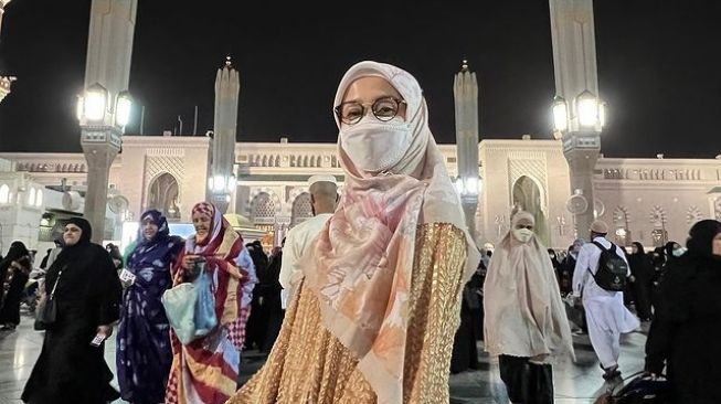 Potret Desy Ratnasari Umrah. (Instagram/desyratnasariterdepan)