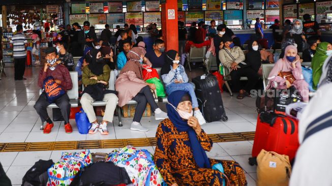 Calon penumpang menunggu jadwal keberangkatan bus antarkota antarprovinsi (AKAP) di Terminal Kampung Rambutan, Jakarta Timur, Rabu (27/4/2022). [Suara.com/Alfian Winanto]