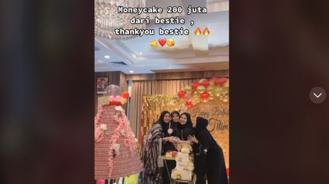 Wanita Ini Dihadiahi Moneycake Rp 200 Juta dari Bestienya, Warganet: Bestie Bukan Sembarang Bestie