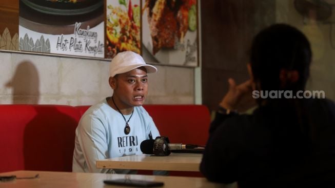 Artis musik Eko Mega Bintang memberikan keterangan pers saat ditemui di kawasan Tebet, Jakarta, Rabu (27/4/2022). [Suara.com/Angga Budhiyanto]