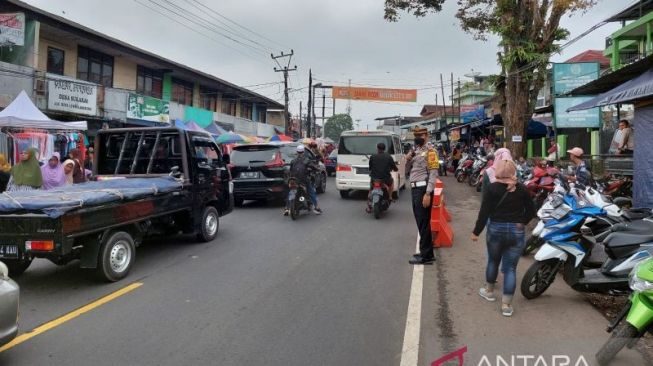 Petugas melakukan pengamanan arus lalu lintas di Jalur Limbangan-Malangbong, Kabupaten Garut, Jawa Barat, Rabu (24/4/2022). [ANTARA/HO-Satlantas Polres Garut]