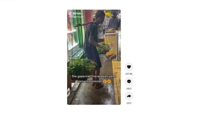 Bocah penjual kangkung. [TikTok]