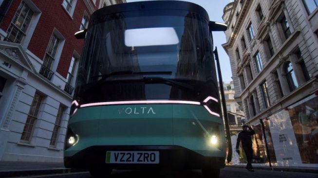 Prototipe Volta Zero, truk listrik 16 ton yang akan mulai diproduksi massal oleh Volta Trucks pada akhir 2022, dipamerkan di London, Inggris, Britania Raya (13/1/2022) [REUTERS/Nick Carey Wire via ANTARA] 