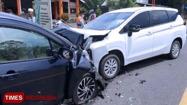 Ertiga Adu Banteng dengan Xpander di Banyuwangi, Seorang Korban Patah Kaki