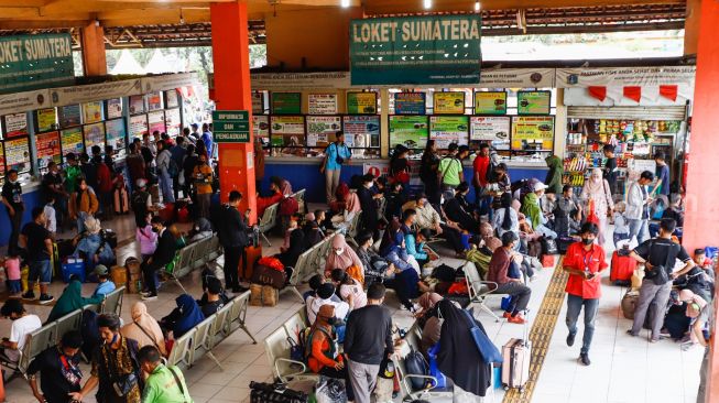 Calon penumpang menunggu jadwal keberangkatan bus antarkota antarprovinsi (AKAP) di Terminal Kampung Rambutan, Jakarta Timur, Rabu (27/4/2022). [Suara.com/Alfian Winanto]