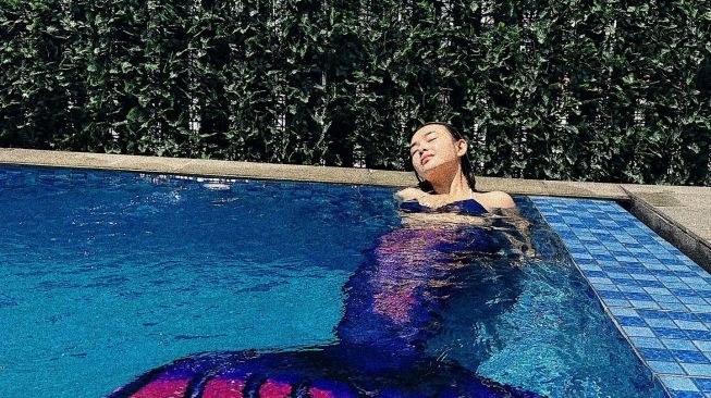 Amanda Manopo Berenang Pakai Kostum Mermaid di Bulan Puasa, Netizen: Mungkin Dia Lagi Rindu Ariel