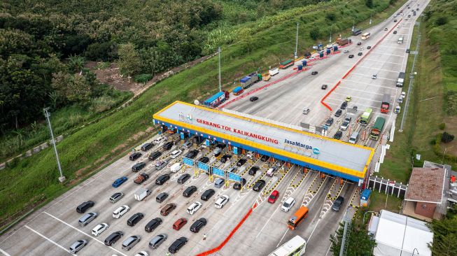 Foto udara suasana antrean kendaraan pemudik dari arah Jakarta yang akan memasuki Gerbang Tol Kalikangkung, Semarang, Jawa Tengah, Rabu (30/4/2022).  ANTARA FOTO/Aji Styawan