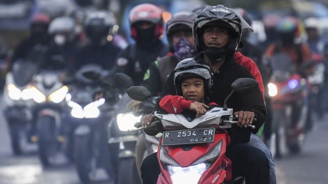 Pemudik dengan mengendarai sepeda motor melintas di kawasan jalur Pantura, Kabupaten Cirebon, Jawa Barat, Rabu (27/04/2022). ANTARA FOTO/M Risyal Hidayat