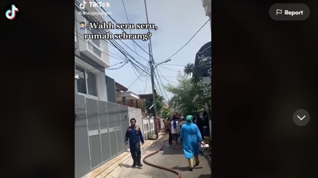 Seru Lihat Kebakaran, Lelaki Ini Auto Panik Saat Tahu Itu Rumahnya. (TikTok)