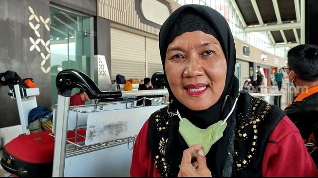 Tati Arsad (63), salah satu pemudik, ditemui di Bandara Soekarno-Hatta, Rabu (27/4/2022). [SuaraJakarta.id/Wivy Hikmatullah]