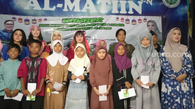 Elma Theana dan rekan artis yang tergabung di Pafinda menggelar acara santunan buat anak yatim piatu di kawasan Pamulang, Tangerang Selatan, Rabu (27/4/2022). [Rena Pangesti/Suara.com]