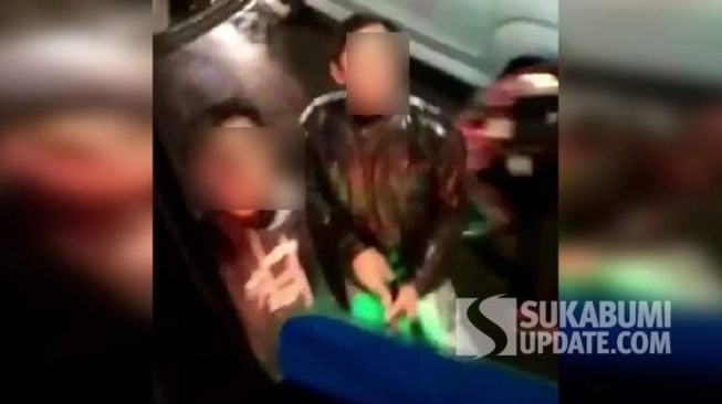 Tangkapan layar ketika beberapa orang yang diduga pelaku pungli menghadang truk karena sopir tidak punya uang di daerah Karangtengah, Kecamatan Cibadak, Kabupaten Sukabumi. [Sulabumiupdate.com/Istimewa]