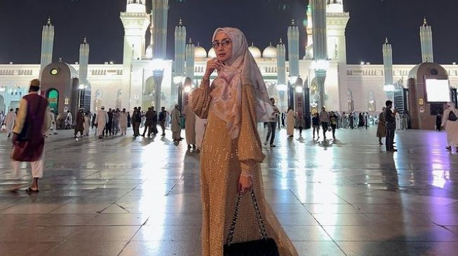 Potret Desy Ratnasari Umrah. (Instagram/desyratnasariterdepan)