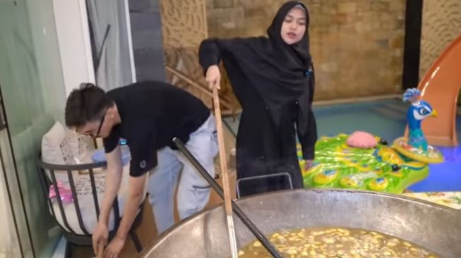 Cerita Ria Ricis Masak Kolak 50kg dalam Kuali Besar, Pisangnya Anyep!