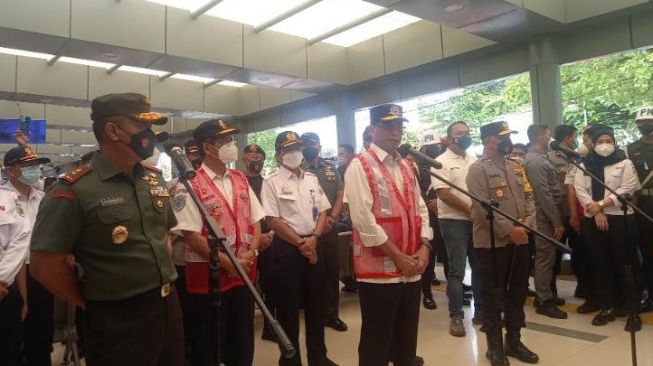 Sambangi Stasiun Pasar Senen, Menhub Budi Karya Sumadi Imbau Pemudik Datang Sesuai Jadwal untuk Antisipasi Penumpukan