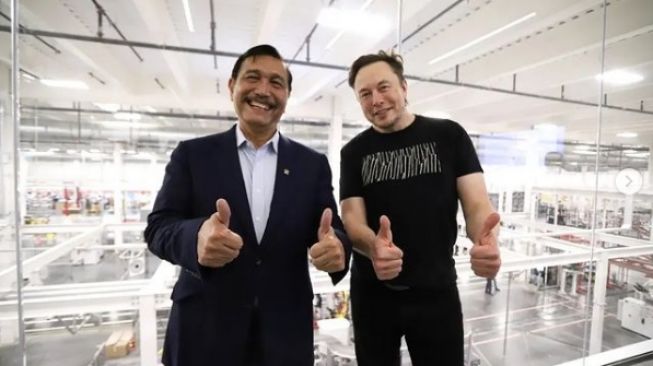 Menko Marves Luhut Binsar Pandjaitan berpose dengan CEO Tesla dan SpaceX, Elon Musk (instagram/luhut.pandjaitan)