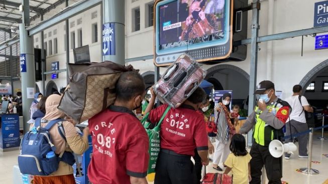 Suasana Stasiun Pasar Senen, Jakarta Pusat, pada H-5 Lebaran, Rabu (27/4/2022). [ANTARA/Shofi Ayudiana]