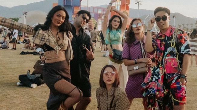 Gaya Kece Luna Maya Nonton Coachella (Instagram/@lunamaya)