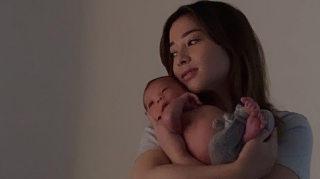 Cara Duduknya Bikin Salfok, 5 Potret Nikita Willy Momong Baby Izz