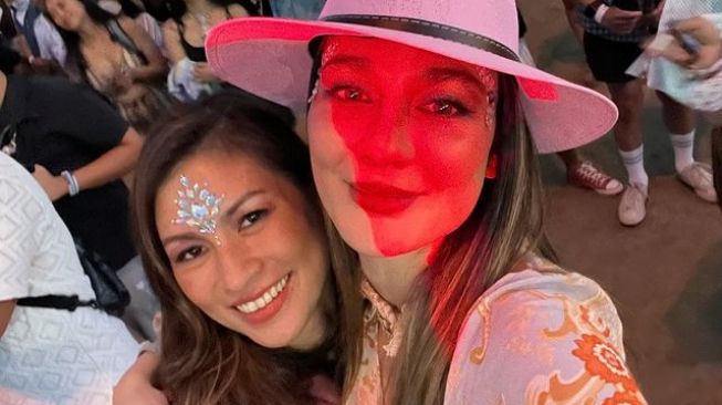 Gaya Kece Luna Maya Nonton Coachella (Instagram/@lunamaya)