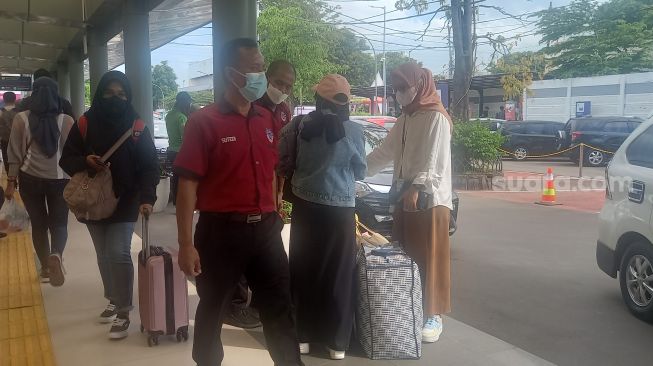 Penampakan porter atau pramuantar di Stasiun Pasar Senen, Jakarta Pusat. (Suara.com/Arga)