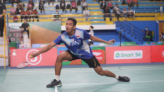 Pebulu tangkis tunggal putra Indonesia, Chico Aura Dwi Wardoyo ketika menghadapi Kento Momota di babak pertama Badminton Asia Championships (BAC) 2022 di Muntinlupa Sports Complex, Manila, Filipina, Rabu (27/4/2022). [PBSI]