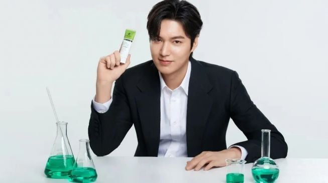 Lee Min Ho jadi brand ambassador Azarine Cosmetic. [Instagram]