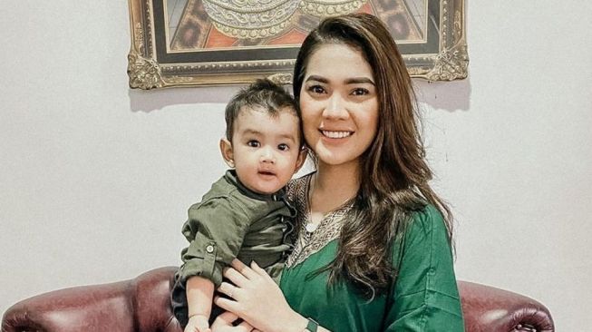 Artis Jadi Orangtua Tunggal Saat Anak Masih Kecil (instagram/@rayanurfitrird)