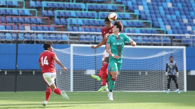 Timnas Indonesia U-23 melawan klub Korea Selatan, Daejon Citizen dalam laga uji coba di Daejon World Cup Stadium, Korea Selatan, Rabu (27/4/2022). [PSSI]