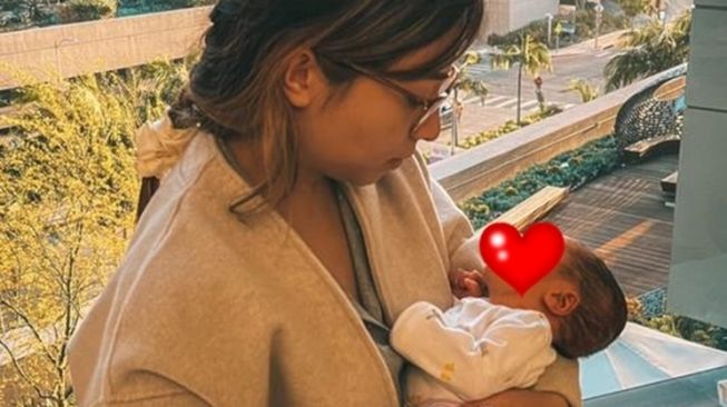 Pangku Baby Izz, Gaya Sederhana Nikita Willy Lebaran di Amerika Tuai Atensi