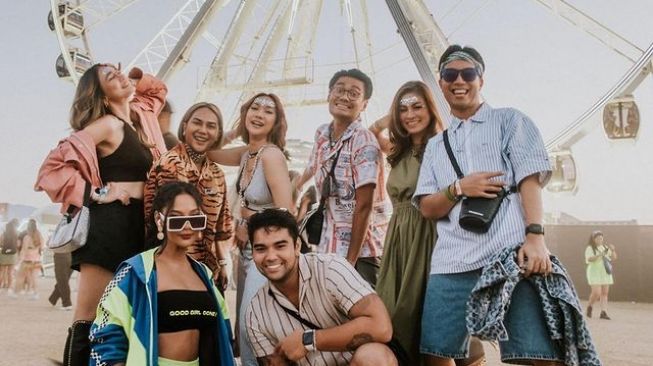 Gaya Kece Luna Maya Nonton Coachella (Instagram/@lunamaya)