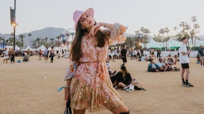 7 Gaya Kece Luna Maya Nonton Coachella Pamer Perut Rata