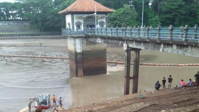 Bendungan Telaga Tunjung Dikeruk, Layanan Air Warga Terganggu