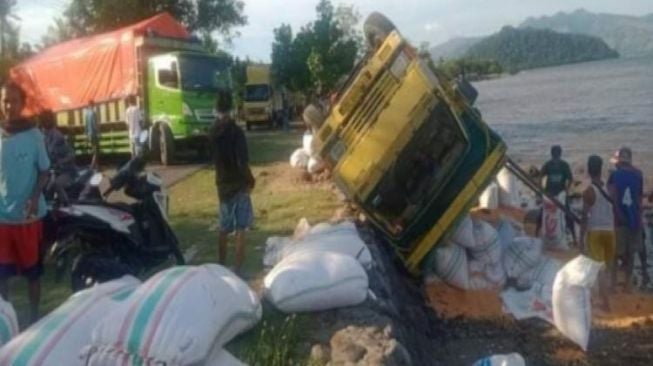 Truk Muat 85 Karung Jagung Terguling di Pantai