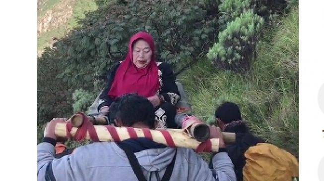 Hendak Rayakan Lebaran di Rumah, Mbok Yem Penjual Pecel di Puncak Lawu Turun Gunung Ditandu Pendaki