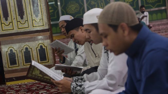 Umat Islam membaca Al Quran bersama-sama di Masjid Raya Nurul Islam, Palangka Raya, Kalimantan Tengah, Rabu (27/4/2022).  ANTARA FOTO/Makna Zaezar