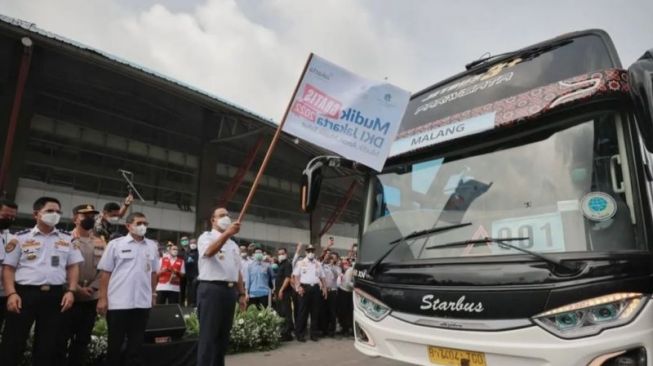 Tangkapan layar Gubernur DKI Anies Baswedan ketika melepas keberangkatan peserta mudik gratis di Terminal Pulo Gebang, Jakarta Timur, Rabu (27/4/2022). [Instagram@aniesbaswedan]