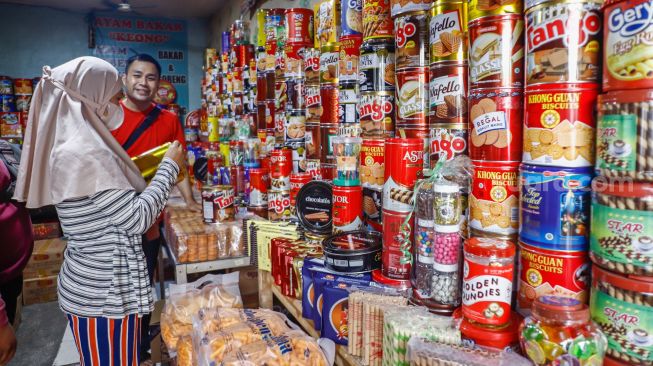 Pembeli memilih kue kering di salah satu toko kue kering di kawasan Ciracas, Jakarta Timur, Kamis (28/4/2022). [Suara.com/Alfian Winanto]