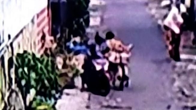 Jambret Nekat Beraksi Siang-siang, Gasak Kalung Emak-emak Lumajang Terekam CCTV